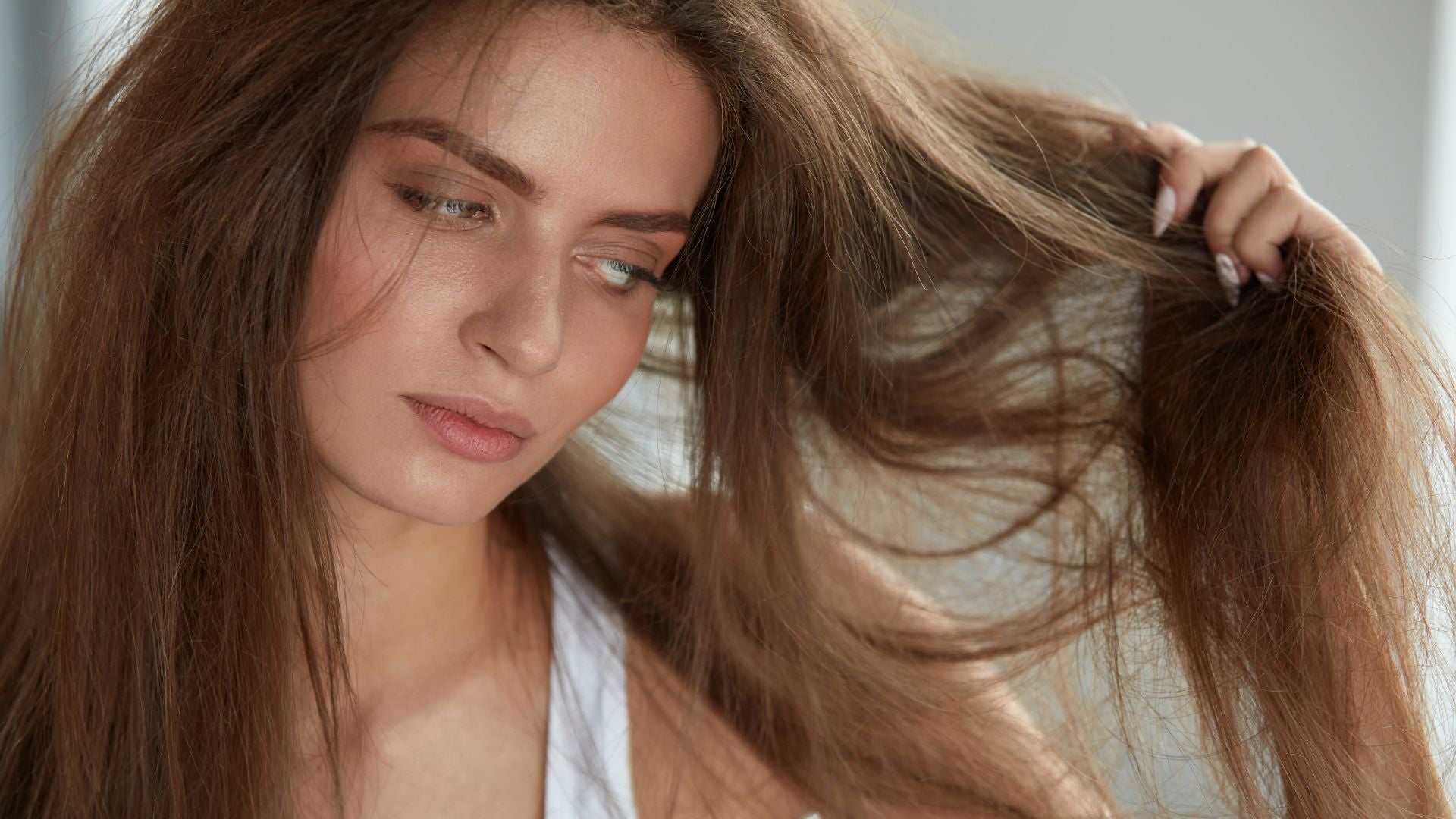 A women showing her damage hair